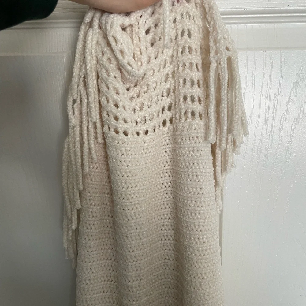 NWT Francesca’s Ivory Super Soft Crochet Fringe Scarf